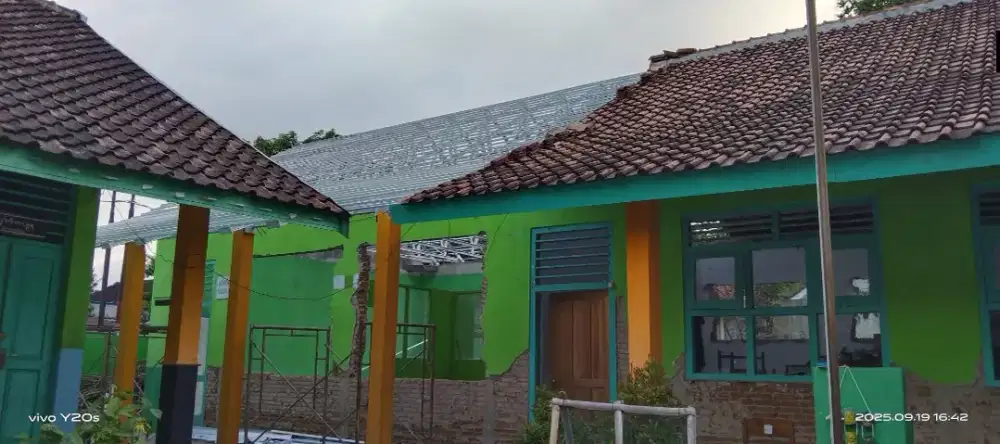 Rangka atap baja ringan