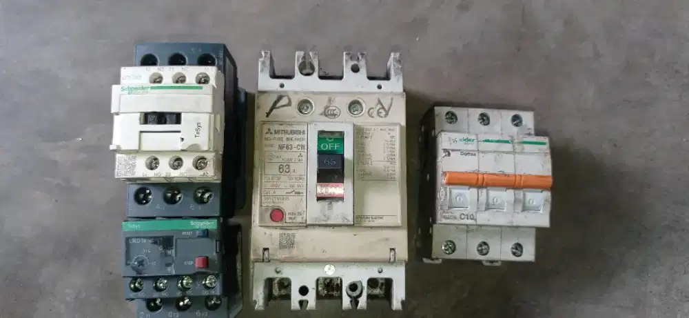 kontektor  relay ketiganya masih tersimpan baik