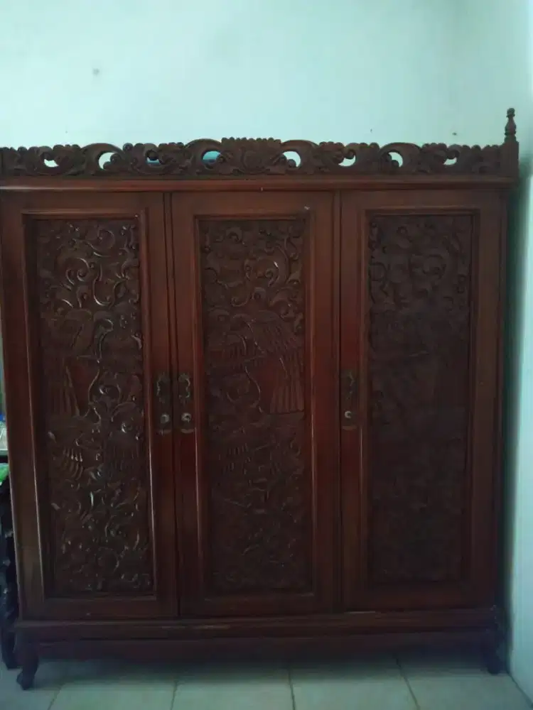 Lemari ukir jati istimewa