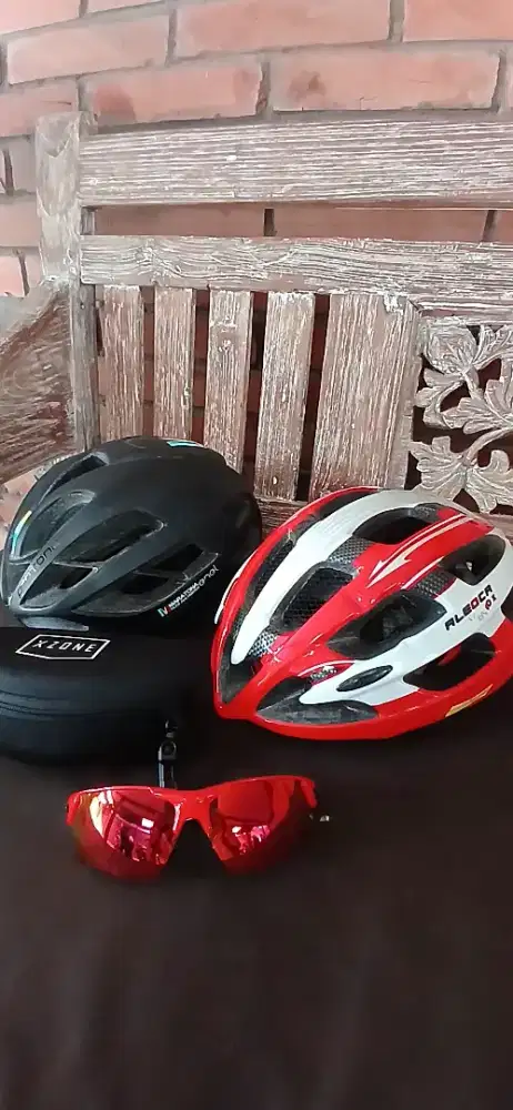 Helmet dan Sunglasses