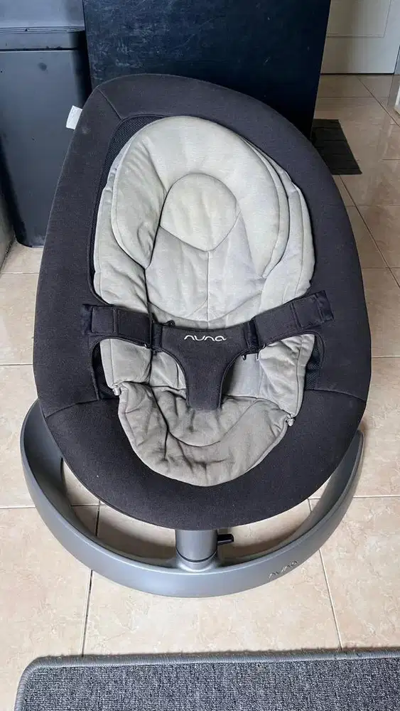 Nuna bouncher warna hitam