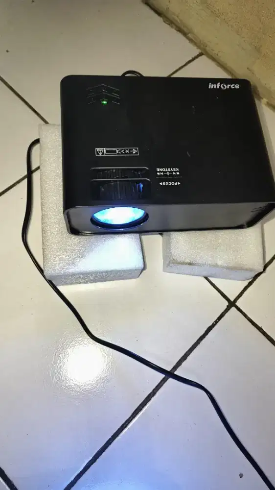 Proyektor video Merk Inforce