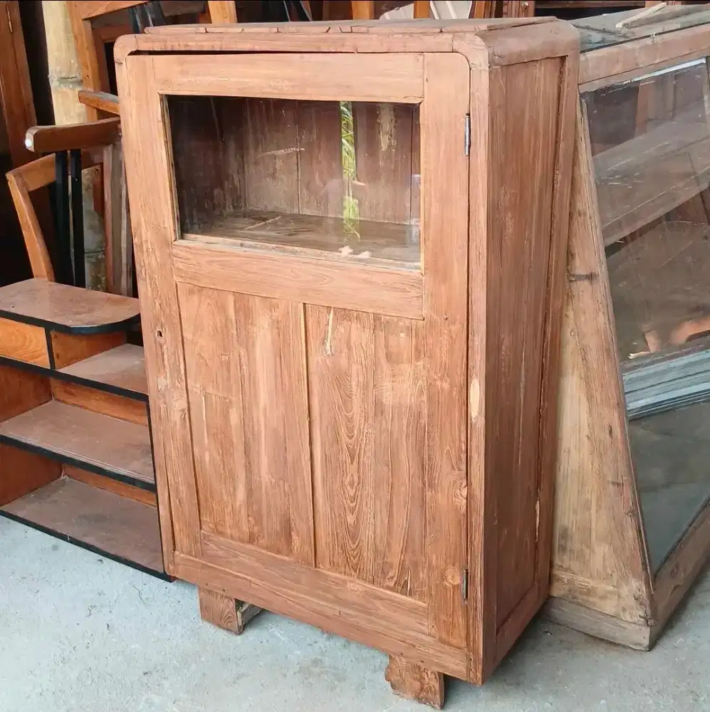 Lemari art deco sudah kerok amplas