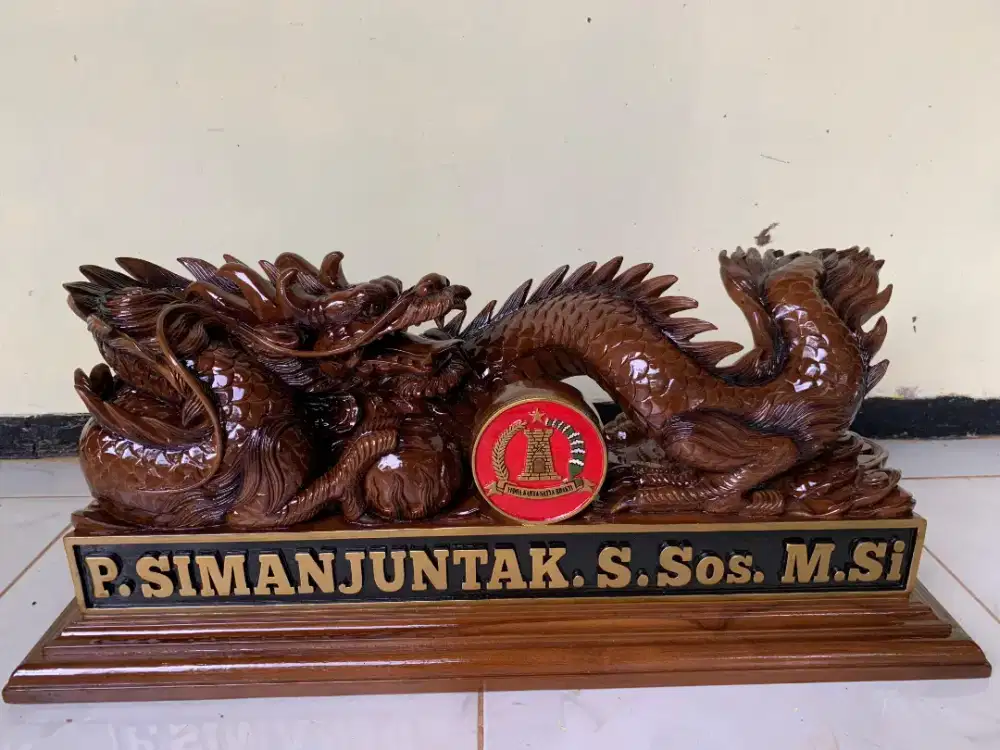 Papan nama kantor ukir motif naga dari Jepara materil kayu jati