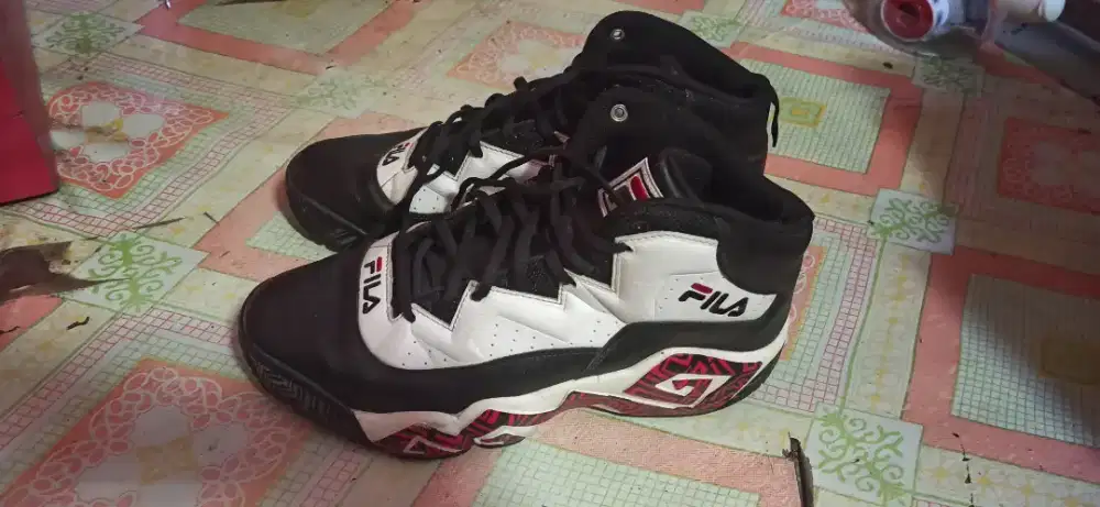 Sepatu basket bekas merek Fila.ukuran 43.