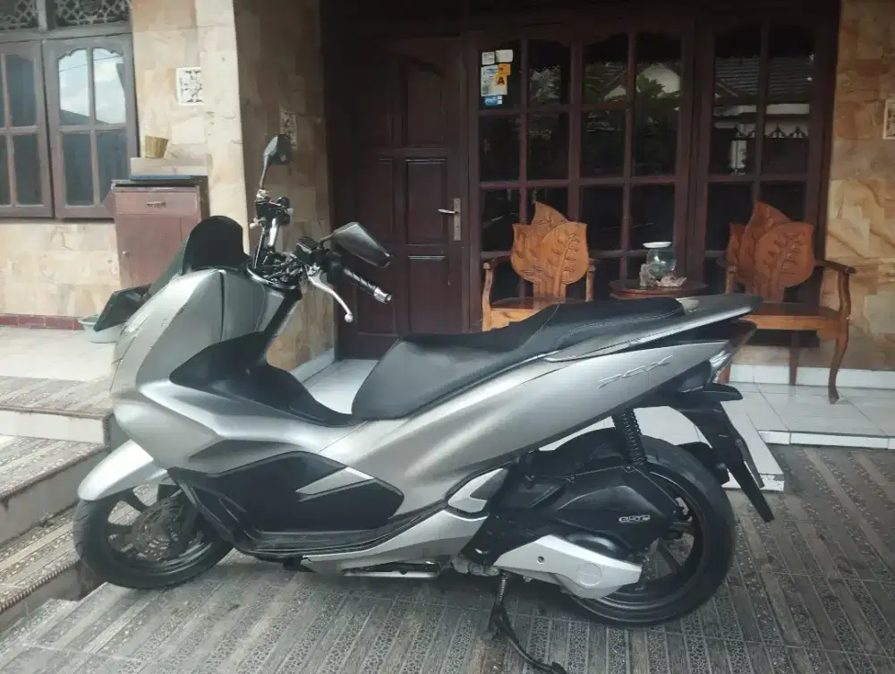 Dijual PCX tahun 2021 warna silver