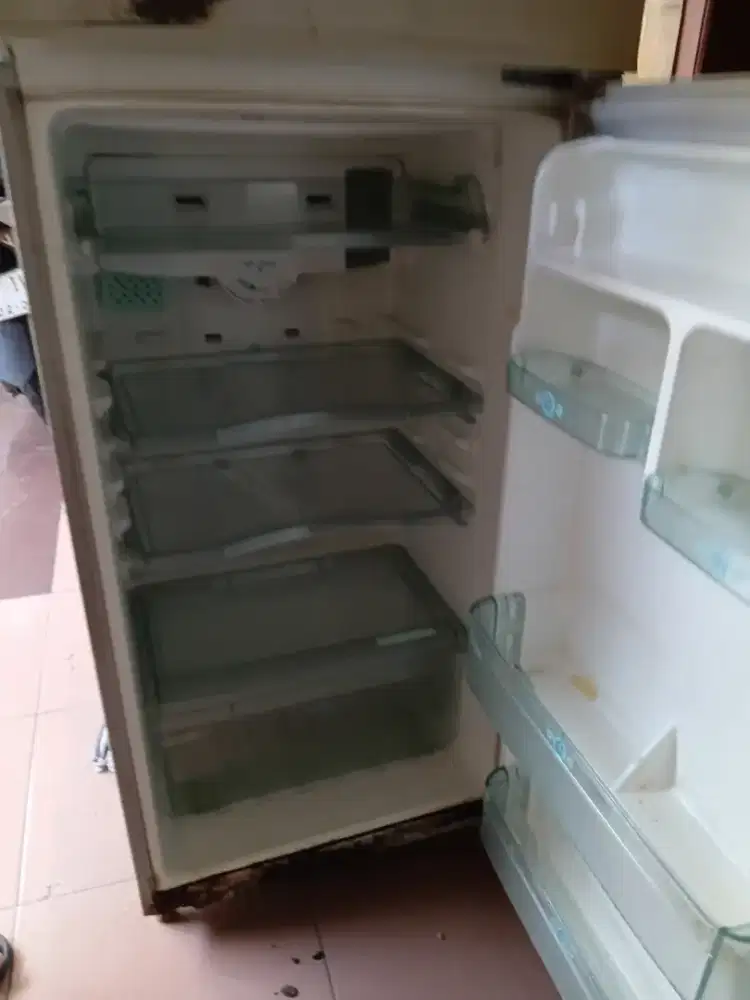 Kulkas 2 pintu elextroluk aman