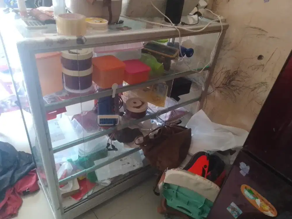 etalase kaca layak pakai