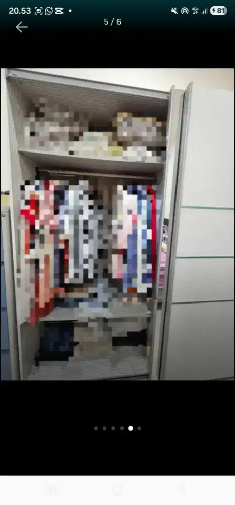 Lemari pakaian dorong