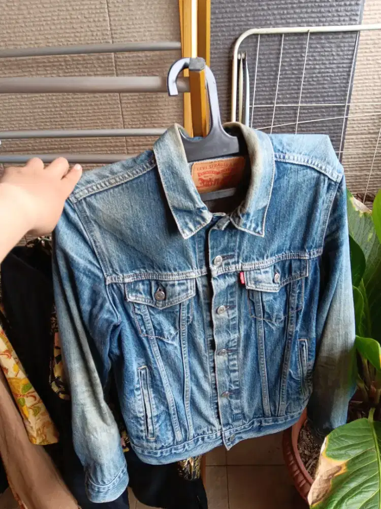 Jaket denim levis size s 100% original
size s