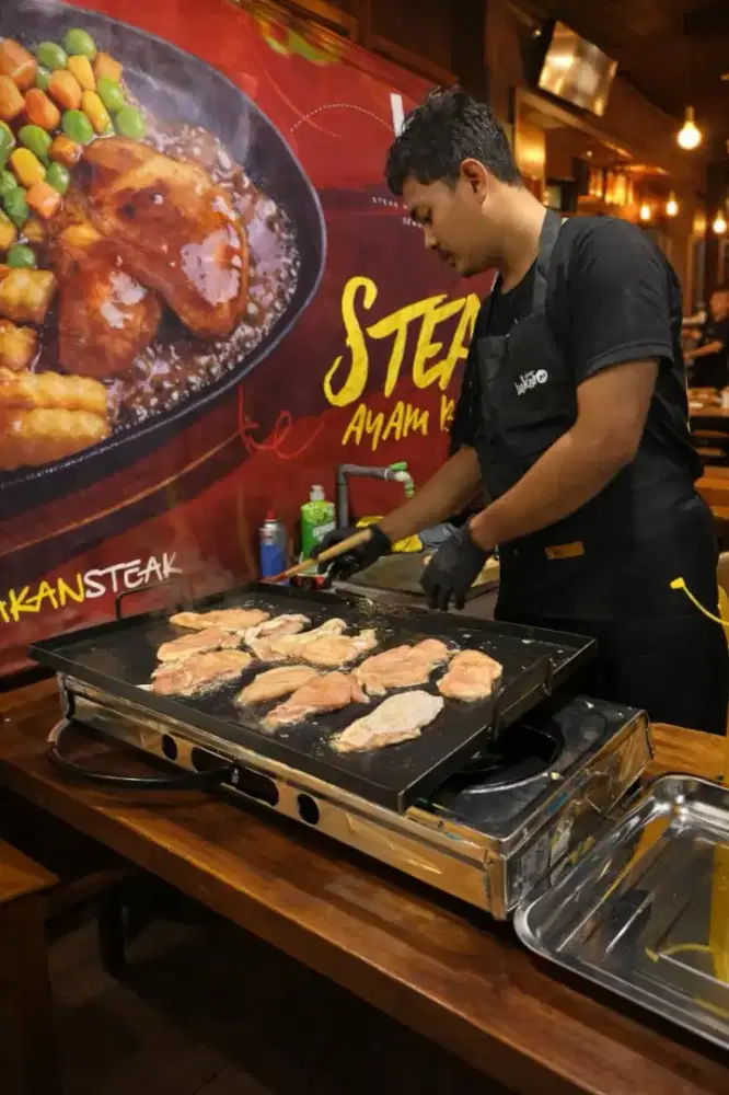 Waiter / Pramusaji booth Steak kekinian lokasi Surabaya deket Unair