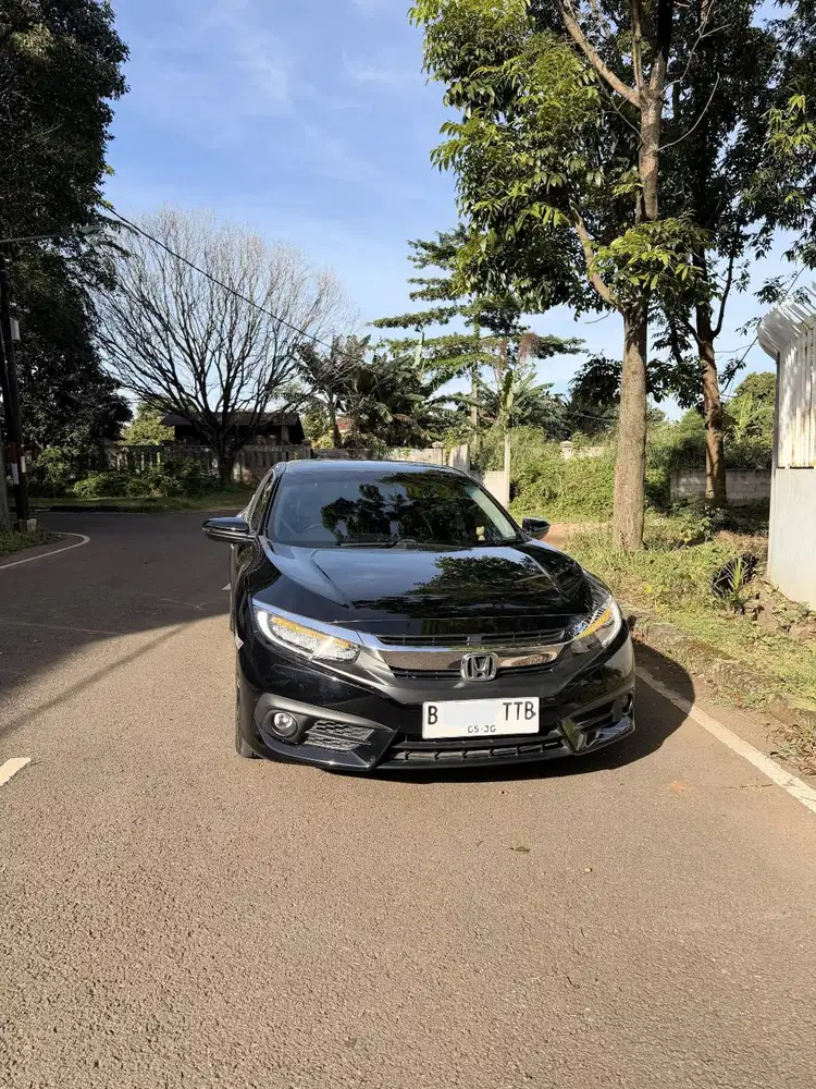 Honda Civic 1.5 Turbo Sedan - Low KM