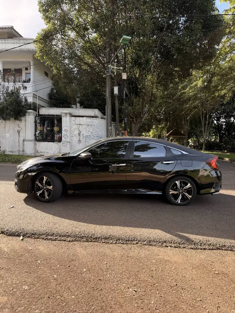 Honda Civic ES 1.5 Turbo Sedan - Low ODO Low KM - FC 1