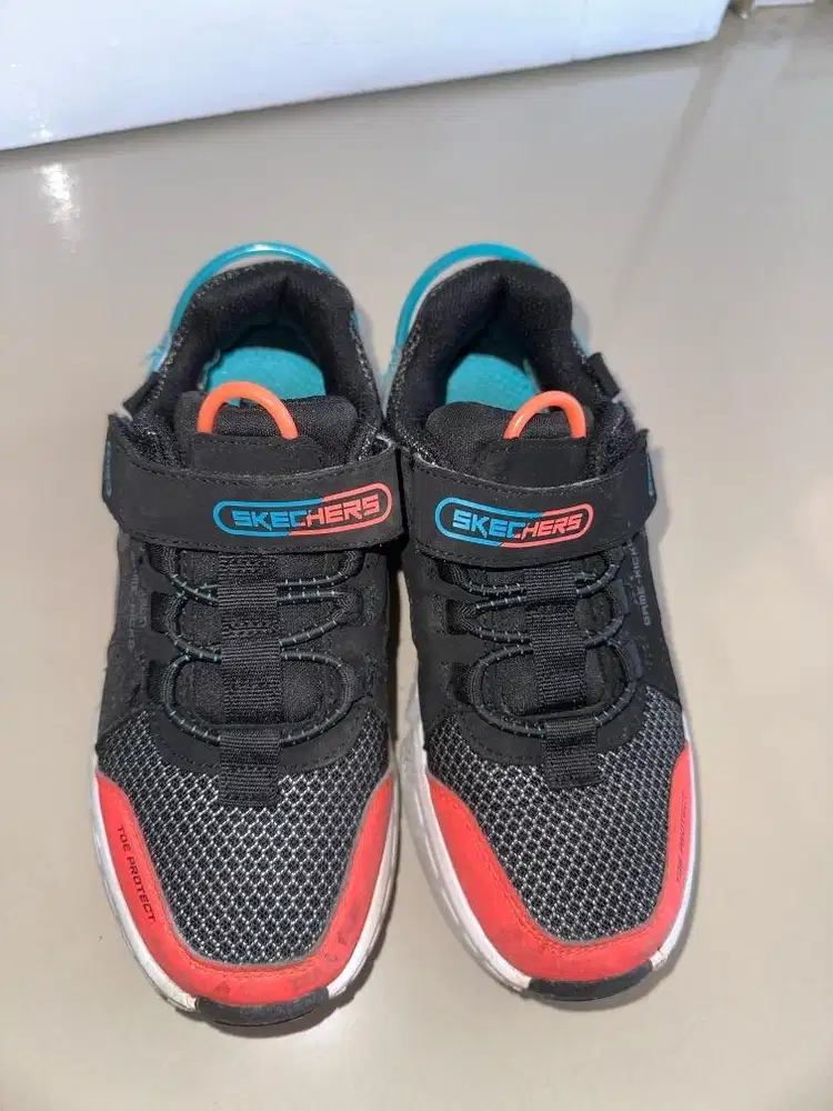 Sepatu skechers anak laki