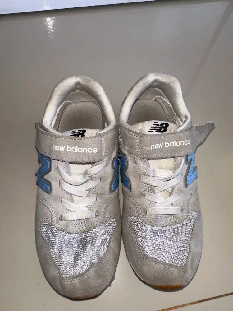 Sepatu New balance Grey