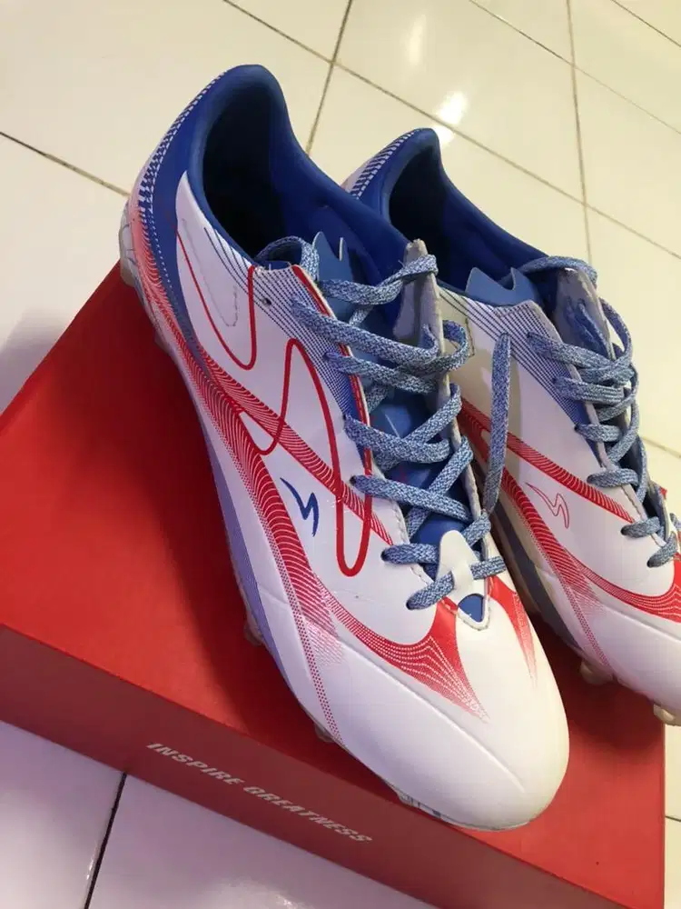 sepatu bola specs
