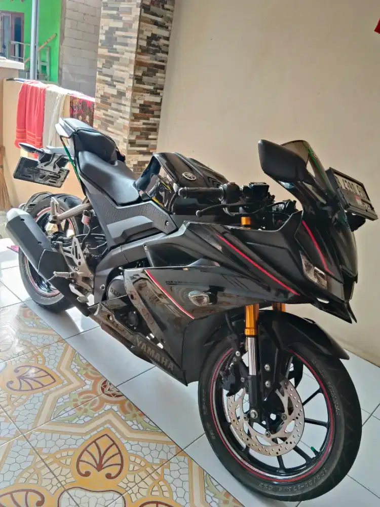 R15 v3 2019 black glosy