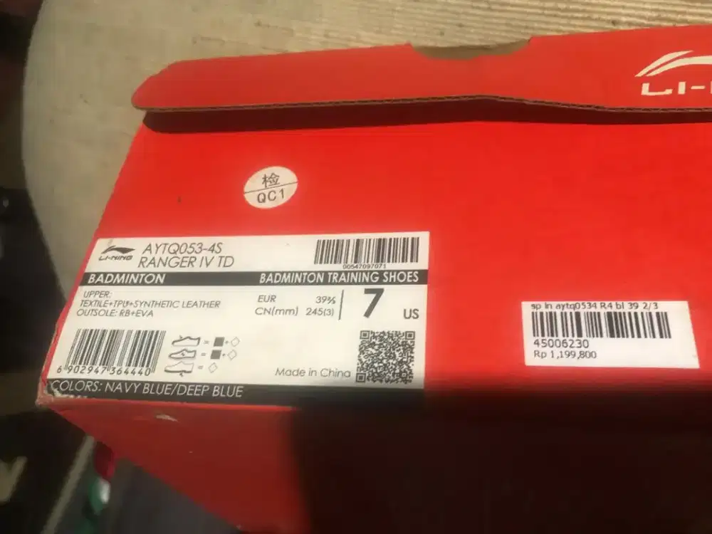 Sepatu badminton lining