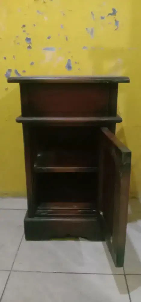 Lemari Nakas Ukuran Kecil