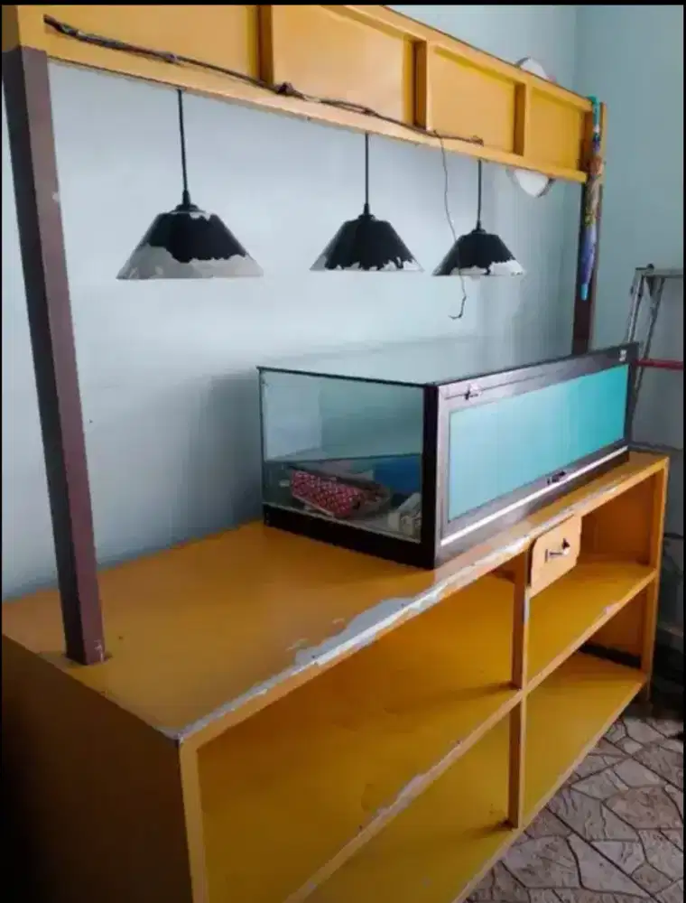 Meja Besi dan Etalase Kaca ex Jualan Roti