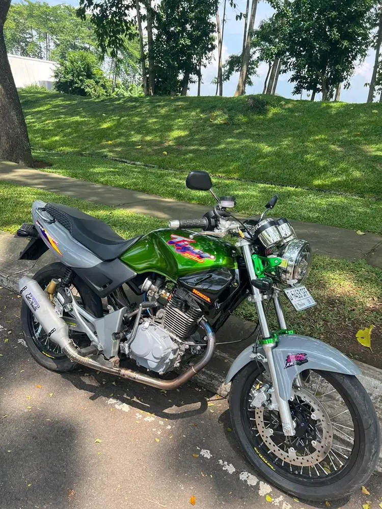 Tiger 2000 tahun 2003 hitam