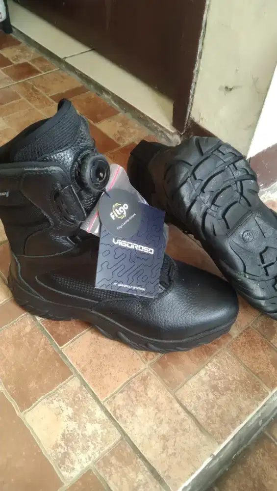 Sepatu UK 42 merk Vigoroso.