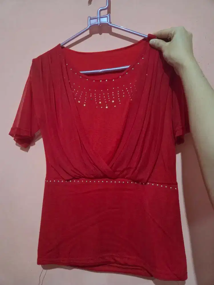 Baju bekas merah