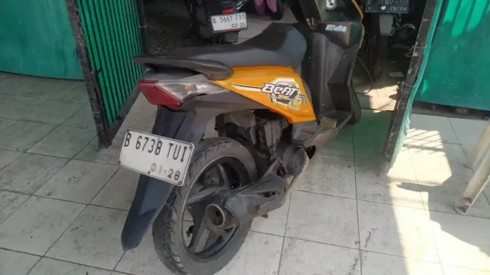 Honda beat Oranye