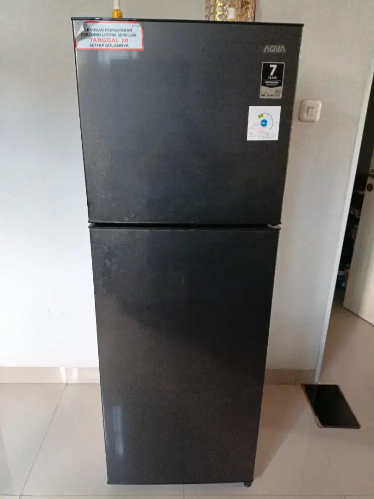 Dijual lemari es merk Aqua 2 pintu