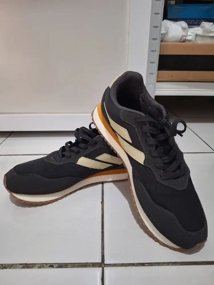 Sepatu Sneakers MILLS Tripoli Star - size 43