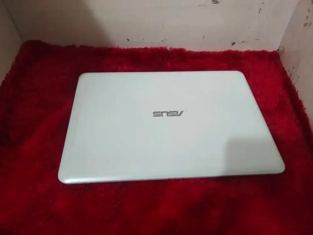 Asus e402YA/AMD e2-7015/ram4gb/ssd 128gb/Radeon R2 siap pake