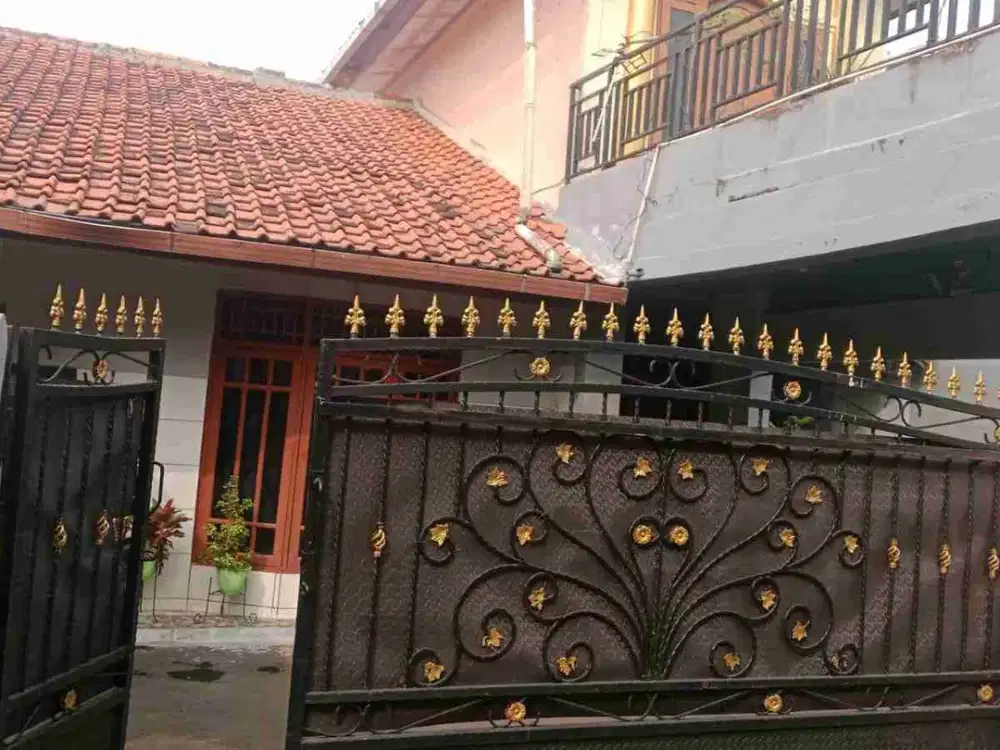 Dijual Rumah Dengan Taman dan Tanah Luas di Beji Depok