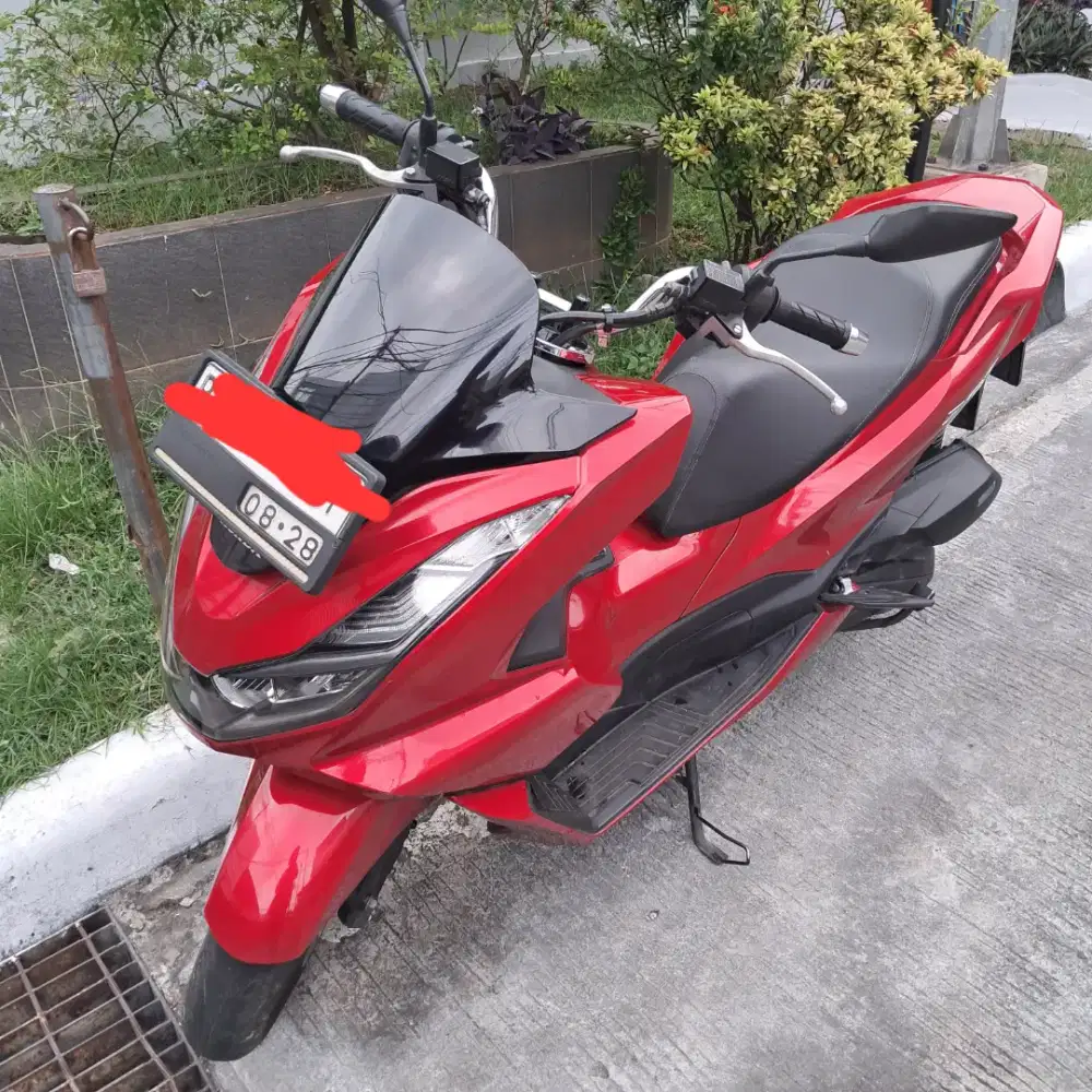 Dijual Honda Pcx tahun 2023 merah glossy