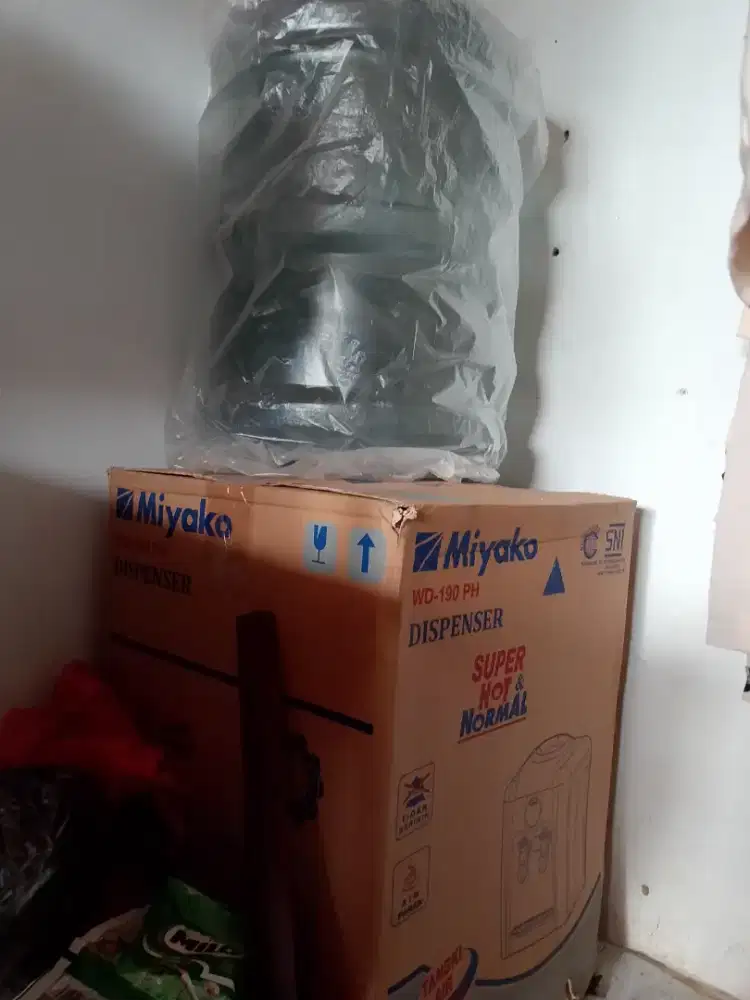 Dispenser baru dan galon baru