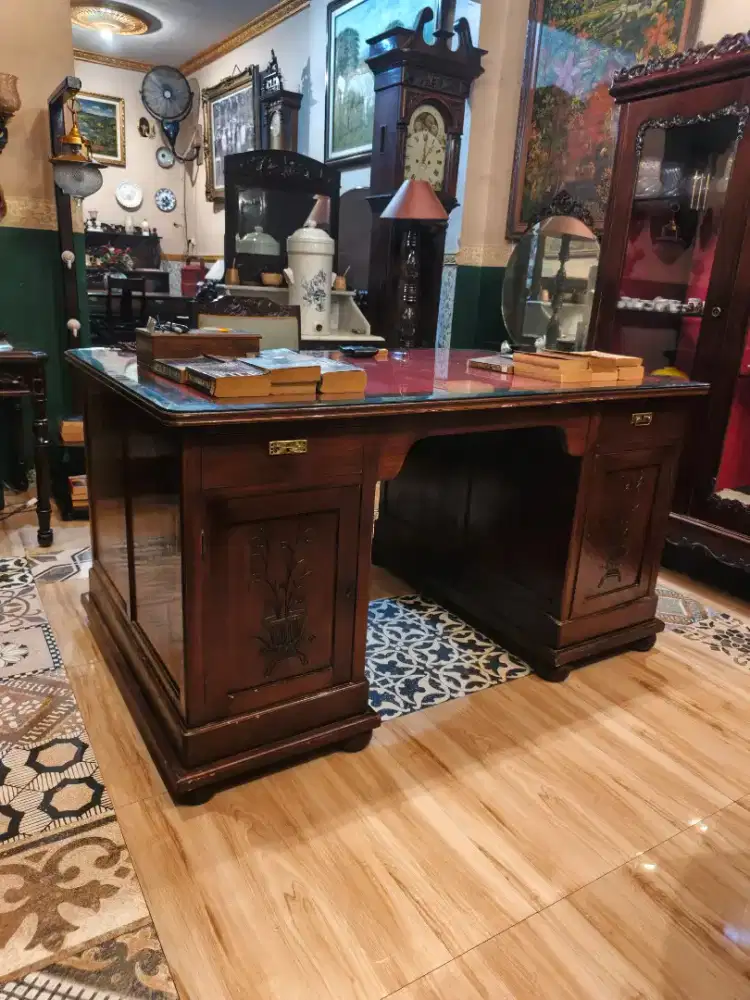 Meja Kantor Antik