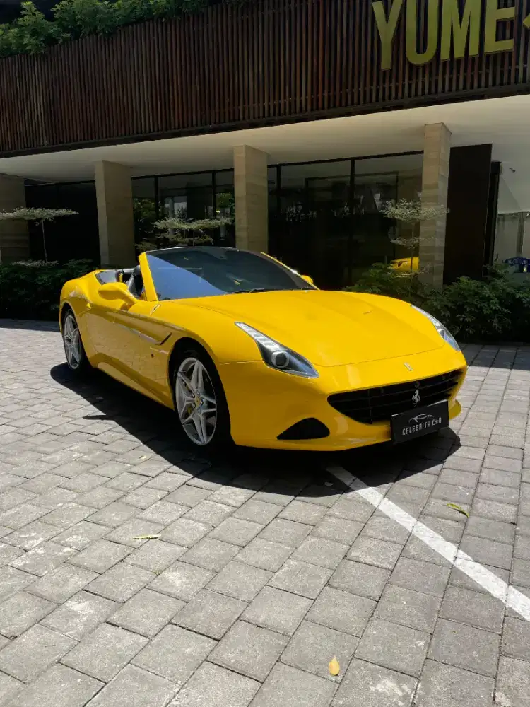 KM 12.000 an Ferrari California 2015 3.8T V8 Giallo Modena