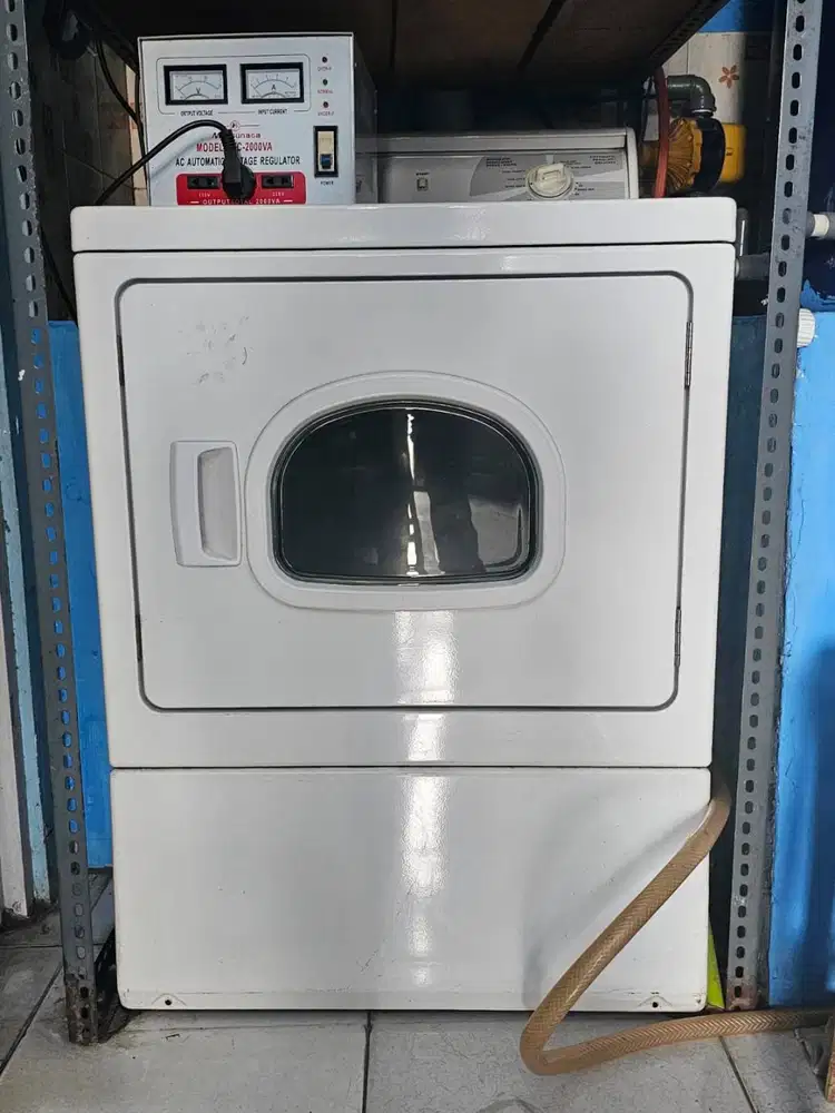 Mesin pengering pakaian merek Speed Queen untuk usaha laundry