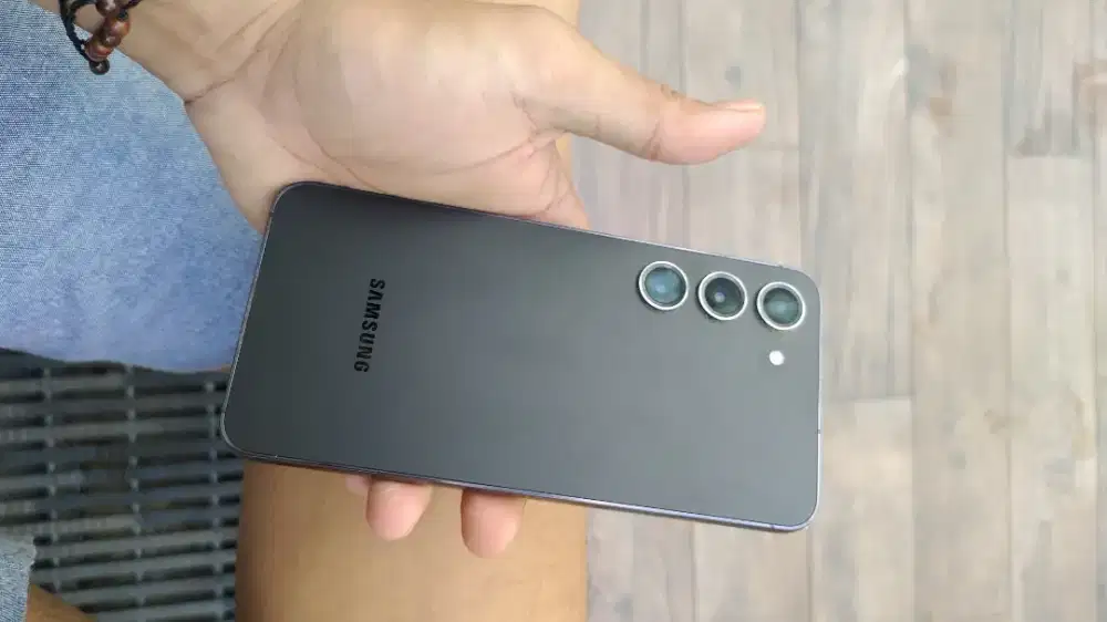 Samsung s23 8/256 GB,
Mulus banget 99%,
Warna hitam fullset,