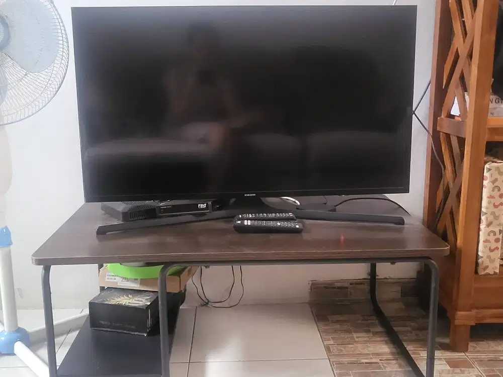 Dijual TV 43 plus meja, kondisi apa adanya