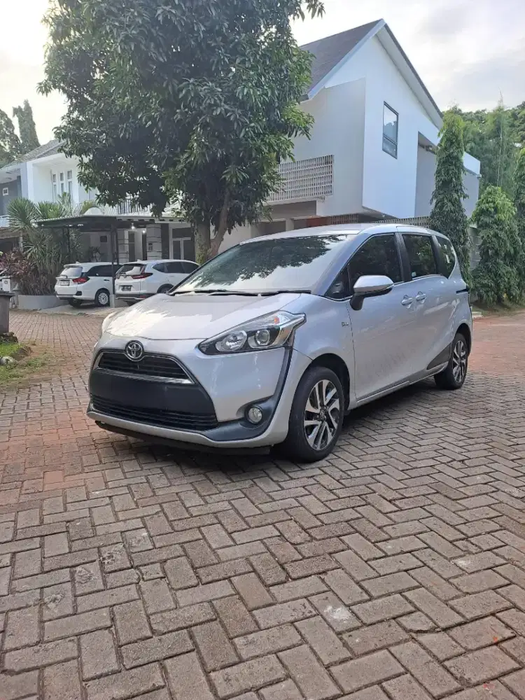 Toyota sienta V matic 2017
