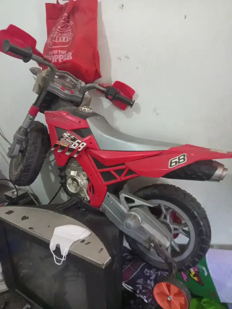 Sepeda skuter motor aki
