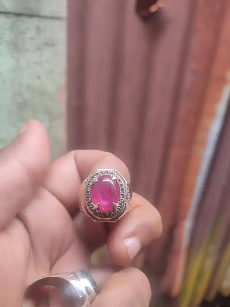 Cincin batu merah ruby