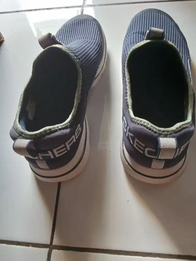 Dijual sepatu bekas bermerek Skechers no 42
