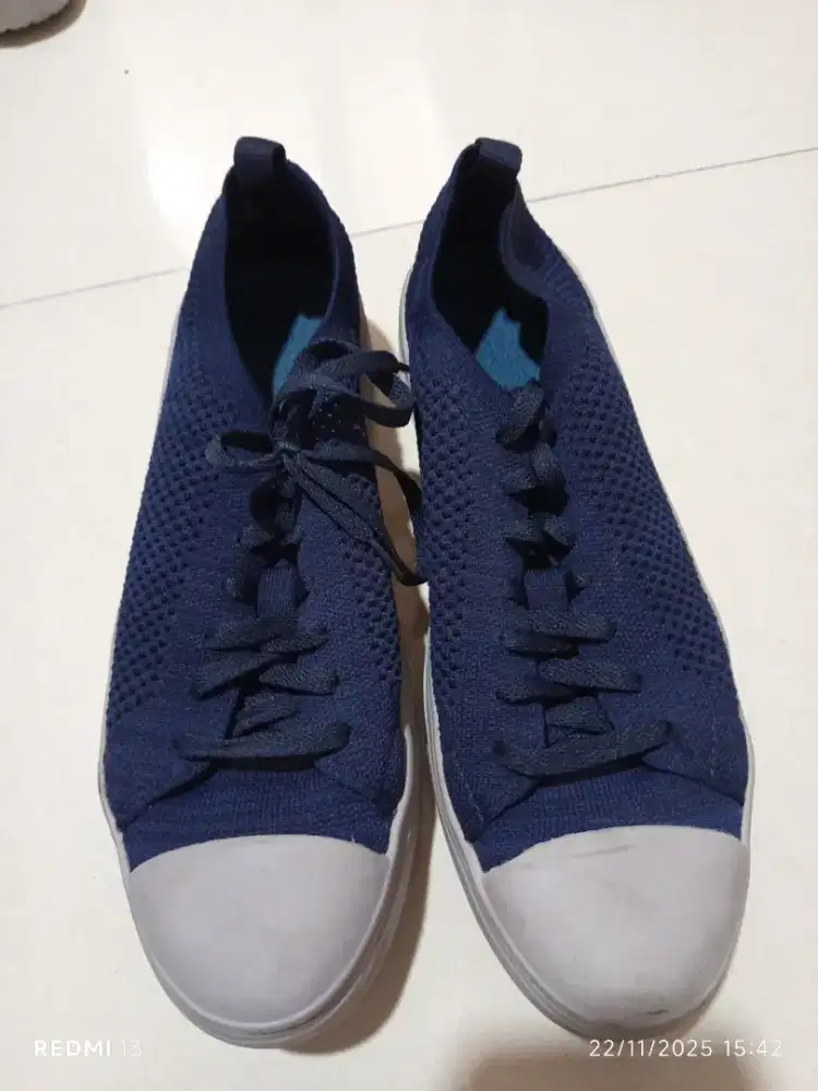 Dijual sepatu sneakers Hush Puppies warna biru size 42