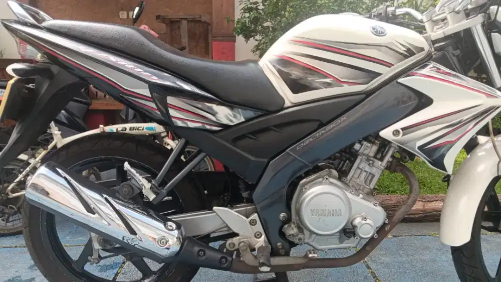 Motor Vixion putih 2012