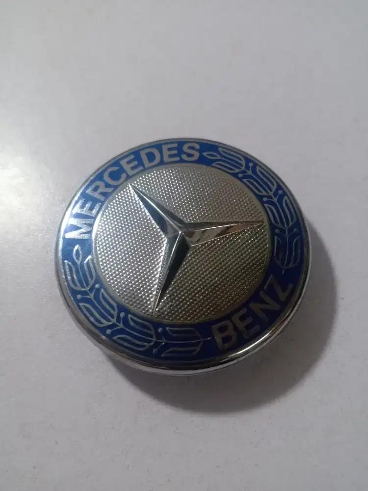 Logo kap mesin Mercedes-Benz