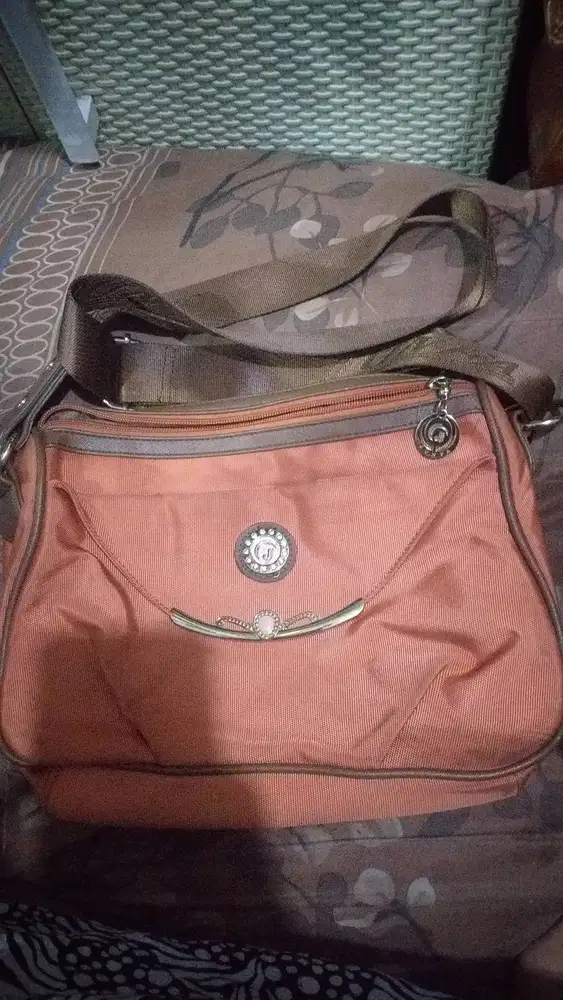 Dijual tas wanita model slempang.