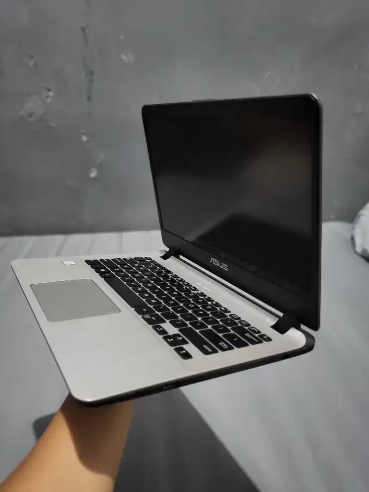 Laptop Core i3 RAM 12 GB SSD 250 GB