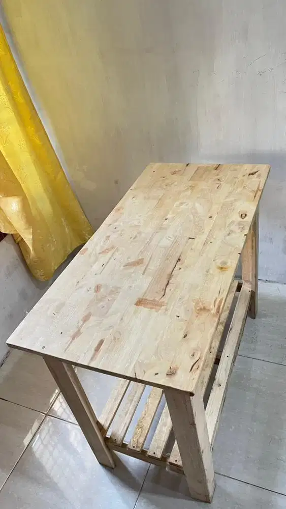 Meja kayu kokoh