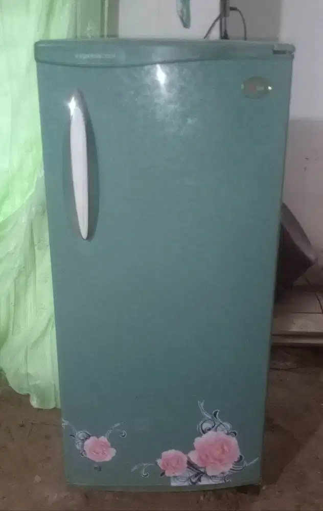 Kulkas 1 pintu LG. Mesin original pabrik belum pernah rusak.
